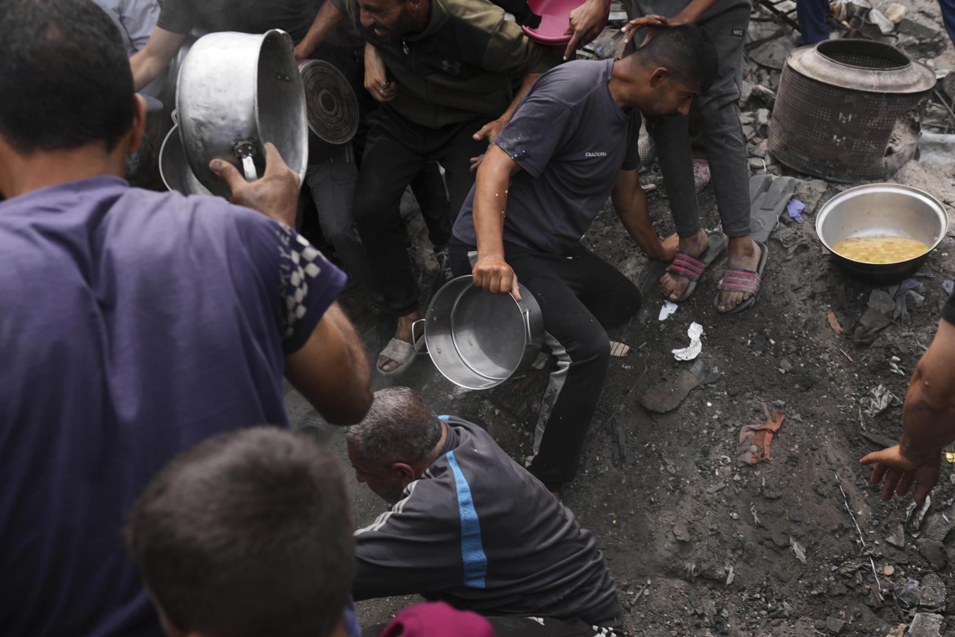 Takmer 300 miliónom ľudí vo svete hrozí smrť hladom, uvádza správa. Nedostatok rastie alarmujúcim tempom