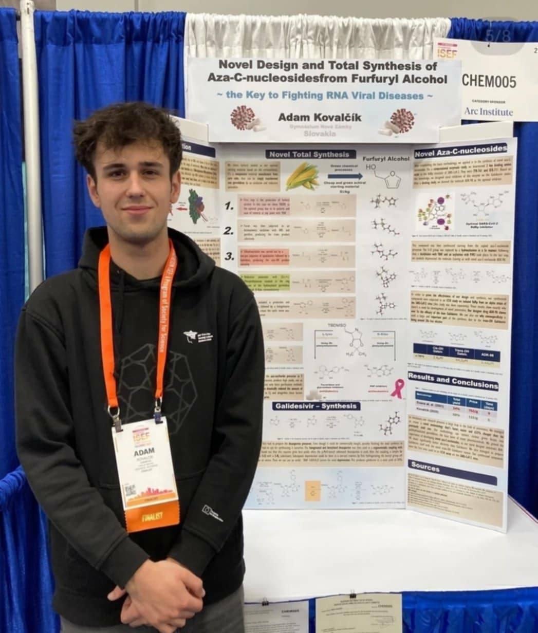 Slovák získal cenu na vedeckej súťaži stredoškolákov v USA. Vyvinul liek, ktorý dokáže kontrolovať infekcie