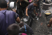 Palestínčania bojujú o darované potraviny v komunitnej kuchyni v meste Džabálijá, na severe Pásma Gazy. FOTO: TASR/AP