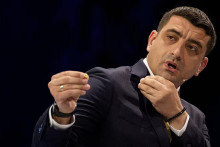 Kandidát na rumunského prezidenta George Simion v televíznej debate so svojim sokom. FOTO: AP