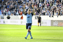 Juraj Kucka sa v domácom dueli proti Košiciam rozlúčil v drese Slovana s profesionálnou hráčskou kariérou.  FOTO: TASR/P. Neubauer