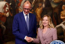 Taliansky premiér Giorgia Meloni a nemecký kancelár Friedrich Merz. FOTO: Reuters