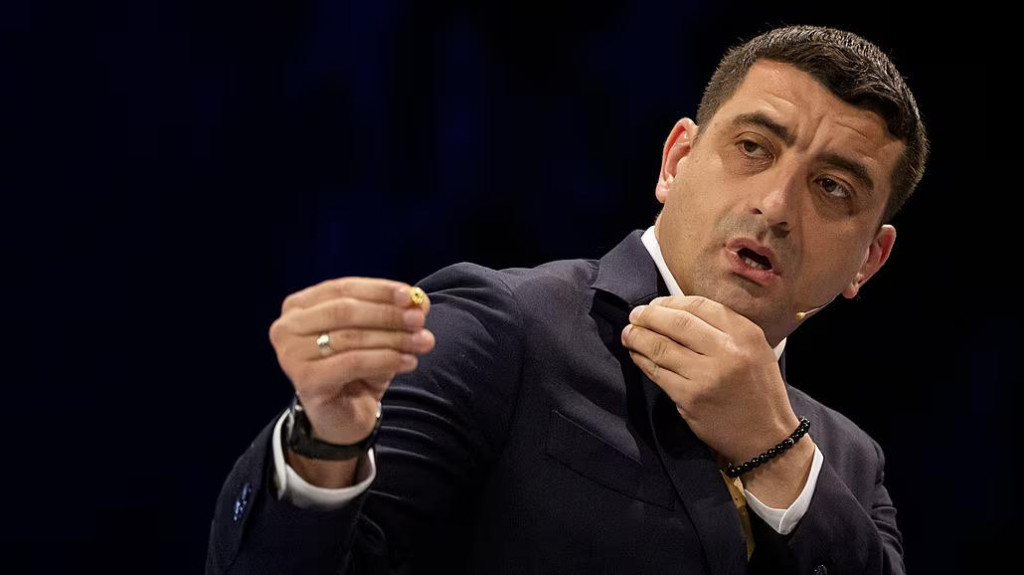 Kandidát na rumunského prezidenta George Simion v televíznej debate so svojim sokom. FOTO: AP