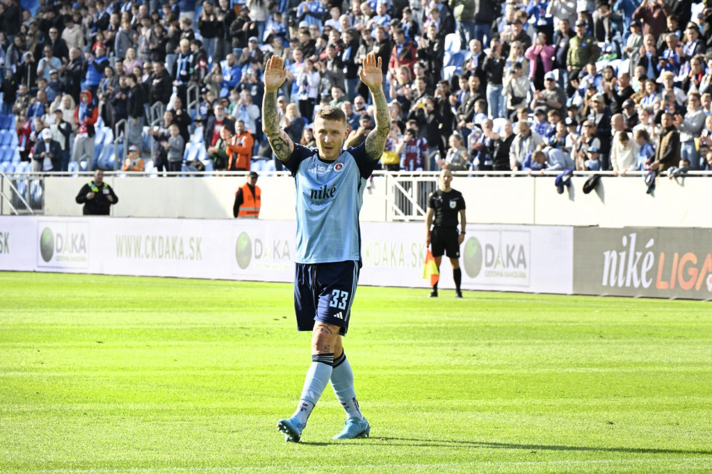 Juraj Kucka sa v domácom dueli proti Košiciam rozlúčil v drese Slovana s profesionálnou hráčskou kariérou.  FOTO: TASR/P. Neubauer