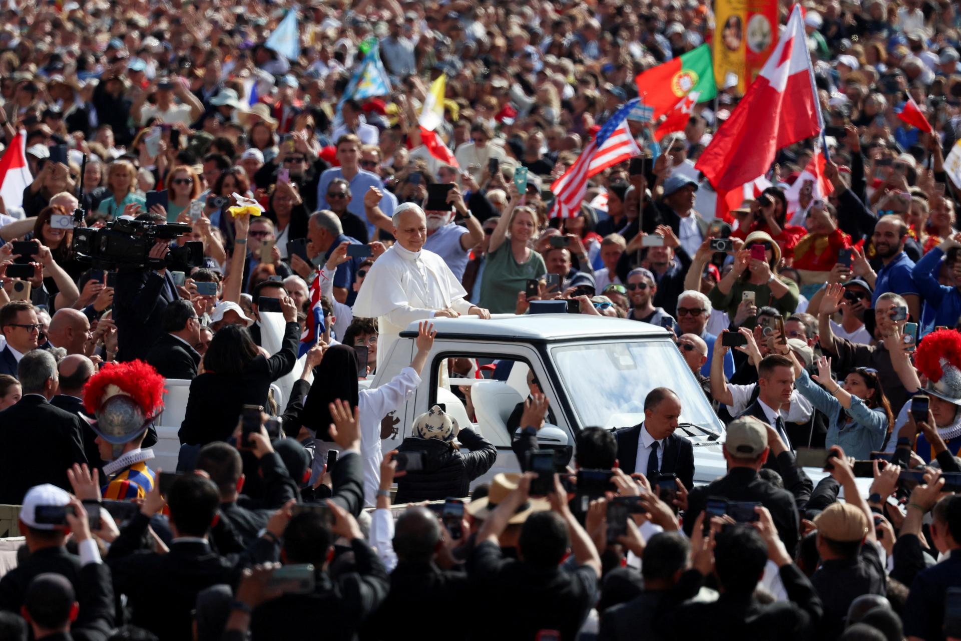 Pápež Lev XIV. pred inauguračnou omšou prvýkrát pozdravil veriacich z papamobilu