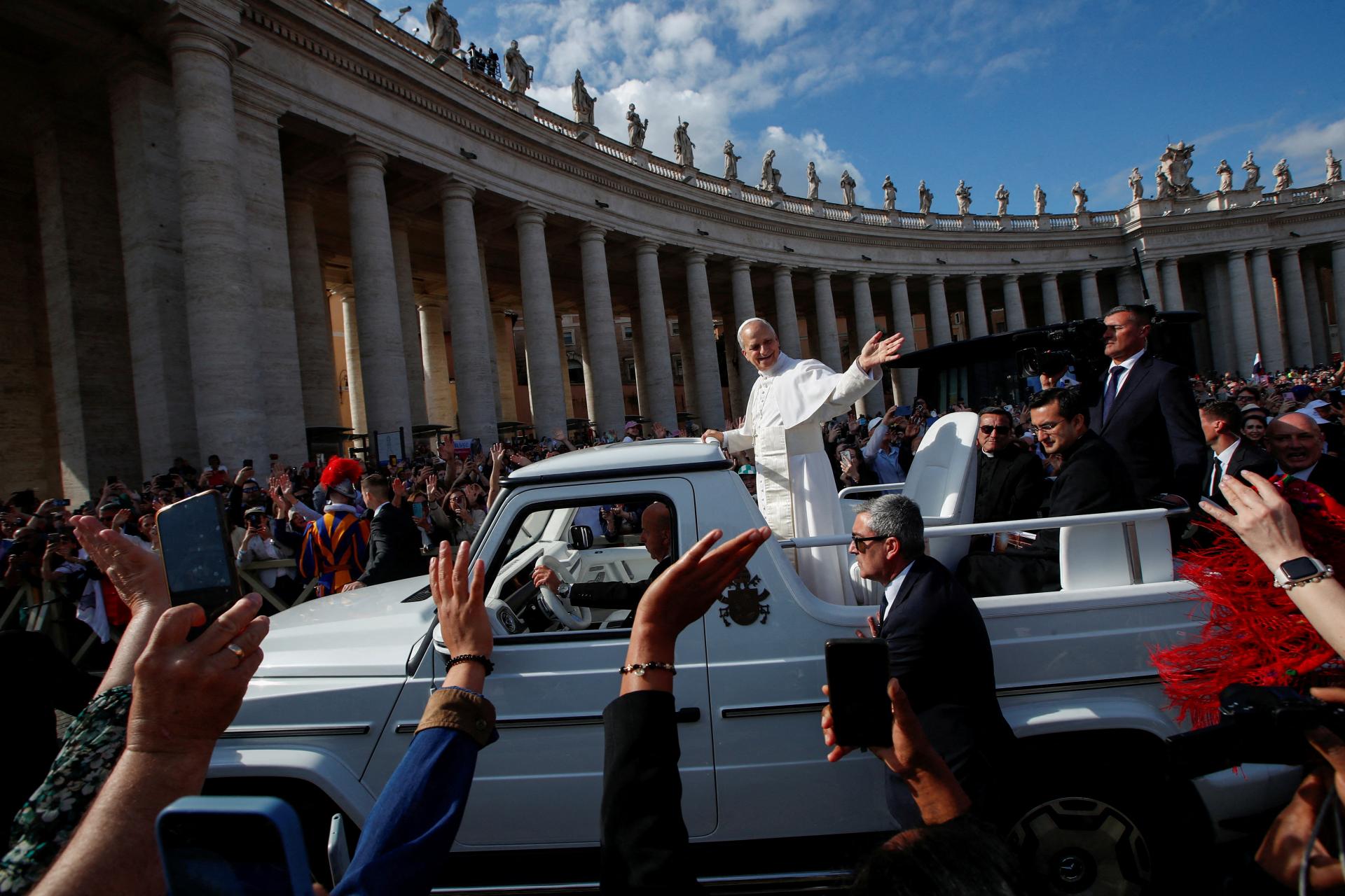 Pápež Lev XIV. prvýkrát pozdravil veriacich z papamobilu, na inauguračnú omšu prišiel aj Vance či Zelenskyj