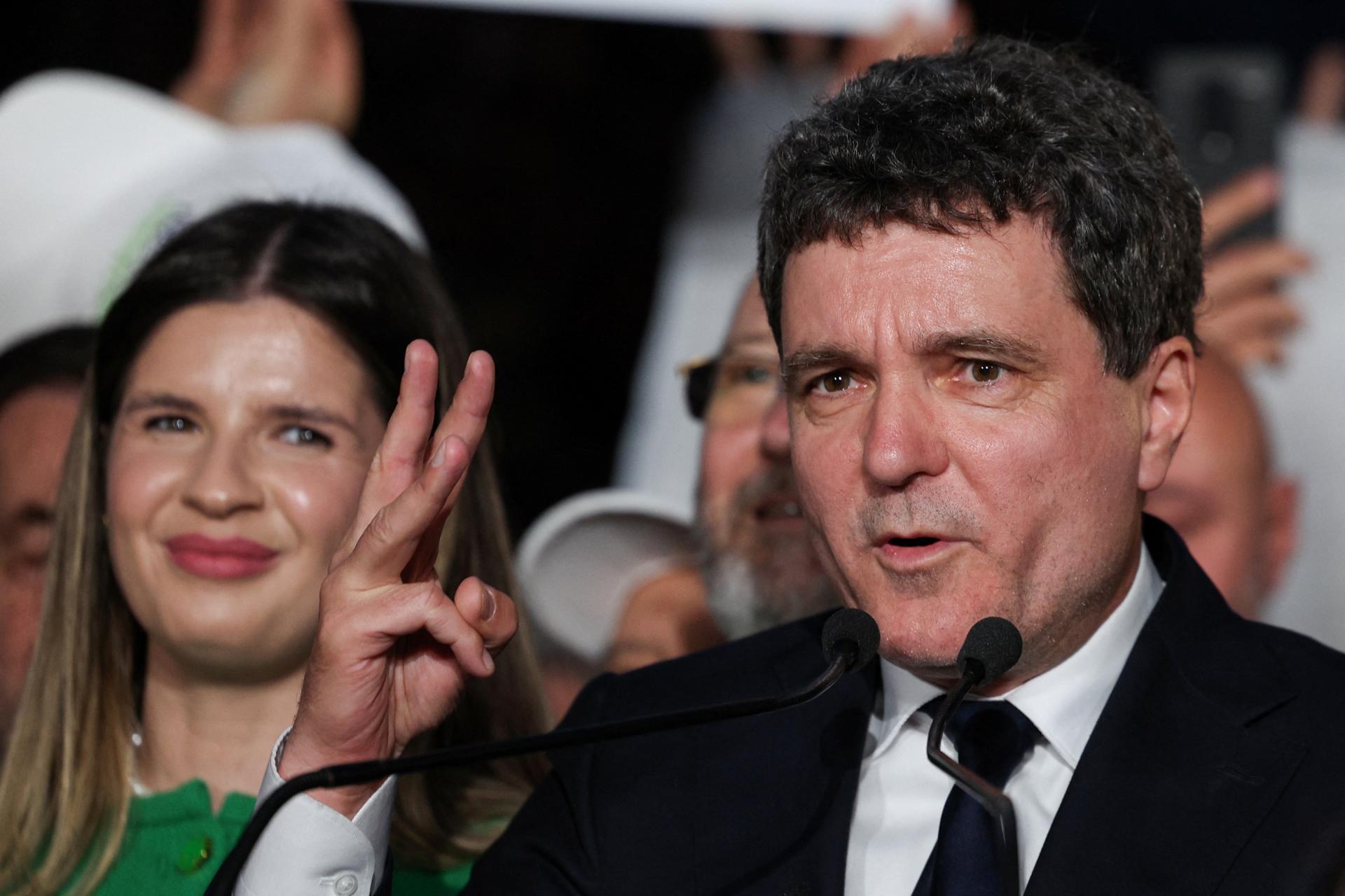 Voľby v Rumunsku: Centrista Dan má náskok, krajne pravicový Simion výsledky spochybňuje