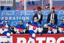 Hráčska lavica slovenskej hokejovej reprezentácie, uprostred tréner Vladimír Országh a vpravo asistent trénera Ján Pardavý počas zápasu základnej A-skupiny Rakúsko - Slovensko na 88. majstrovstvách sveta v ľadovom hokeji. FOTO: TASR/Jakub Kotian