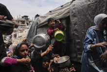 Palestínčania bojujú o darované potraviny v komunitnej kuchyni v meste Džabálijá, na severe Pásma Gazy vo štvrtok 15. mája 2025. FOTO TASR/AP