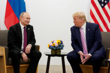 Ruský prezident Vladimir Putin a prezident USA Donald Trump sa rozprávajú počas bilaterálneho stretnutia na samite lídrov G20 v japonskej Osake (28. júna 2019). FOTO: Reuters