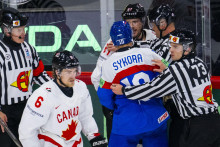 Na snímke uprostred Adam Sýkora (Slovensko) a Sidney Crosby (Kanada) počas roztržky počas zápasu A-skupiny Kanada - Slovensko na 88. majstrovstvách sveta v ľadovom hokeji. FOTO: TASR/Jakub Kotian
