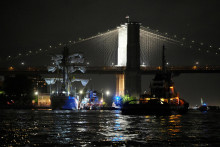 Výcviková loď mexického námorníctva je poškodená po tom, čo narazila do Brooklynského mosta v New Yorku. FOTO: Reuters
