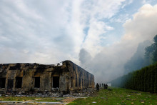 Hasiči pracujú na mieste súkromného podniku zasiahnutého ruským útokom dronu neďaleko Kyjeva. FOTO: Reuters