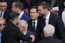 Ukrajinský prezident Volodymyr Zvolenskej (tretí zľava) a americký viceprezident J.D. Vance si podávajú ruky pred inauguračnou omšou novozvoleného pápeža Leva XIV. na Námestí sv. Petra vo Vatikáne v nedeľu 18. mája 2025. FOTO TASR/AP
