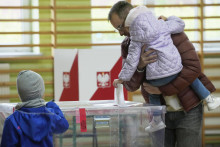 Volič s deťmi volí vo volebnej miestnosti vo Varšave počas 1. kola prezidentských volieb v Poľsku v nedeľu 18. mája 2025. V Poľsku sa v nedeľu o 7.00 začalo prvé kolo prezidentských volieb, v ktorých voliči rozhodujú o nástupcovi dosluhujúceho prezidenta Andrzeja Dudu. FOTO TASR/AP