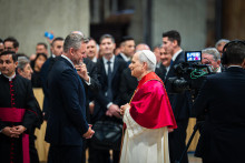 Slovenský prezident Peter Pellegrini (vľavo) a pápež Lev XIV. sa zdravia počas stretnutia po inauguračnej omši vo Vatikáne v nedeľu 18. mája 2025. SR FOTO: Kancelária prezidenta SR
