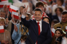 Varšavský starosta Rafal Trzaskowski, prezidentský kandidát Občianskej koalície, gestikuluje počas podujatia, kde vystúpil s prejavom po exit poll v prvom kole poľských prezidentských volieb v Sandomierzi v Poľsku 18. mája 2025. FOTO: REUTERS
