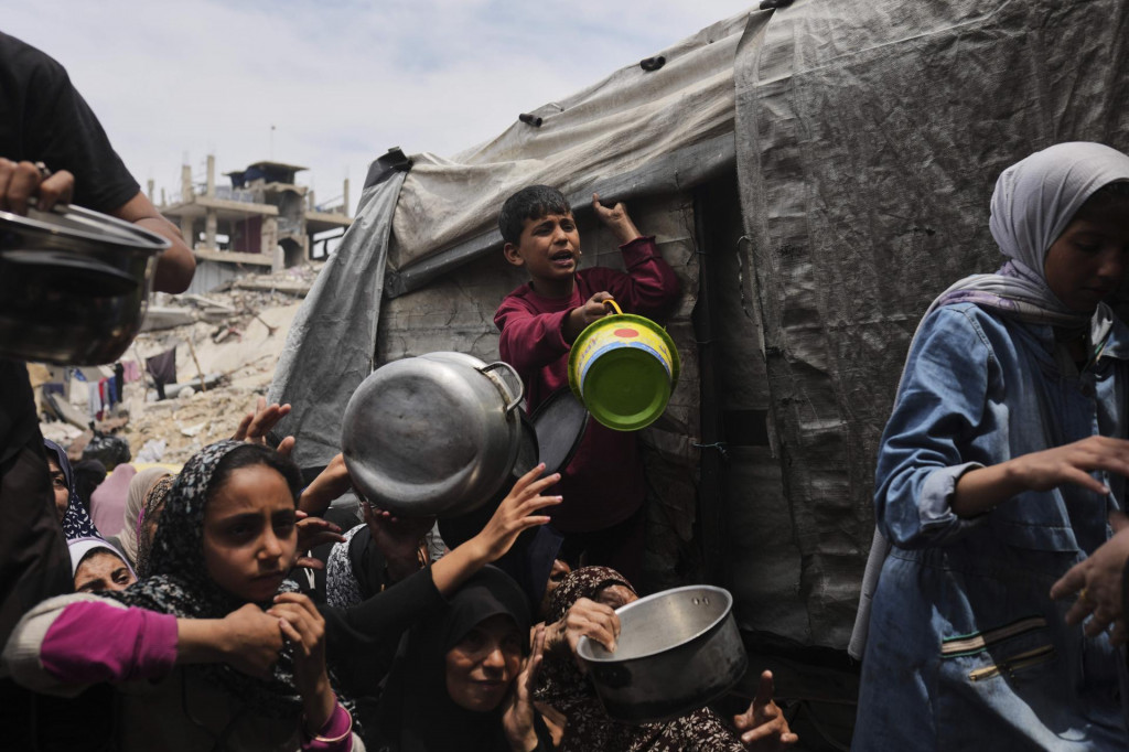 Palestínčania bojujú o darované potraviny v komunitnej kuchyni v meste Džabálijá, na severe Pásma Gazy vo štvrtok 15. mája 2025. FOTO TASR/AP
