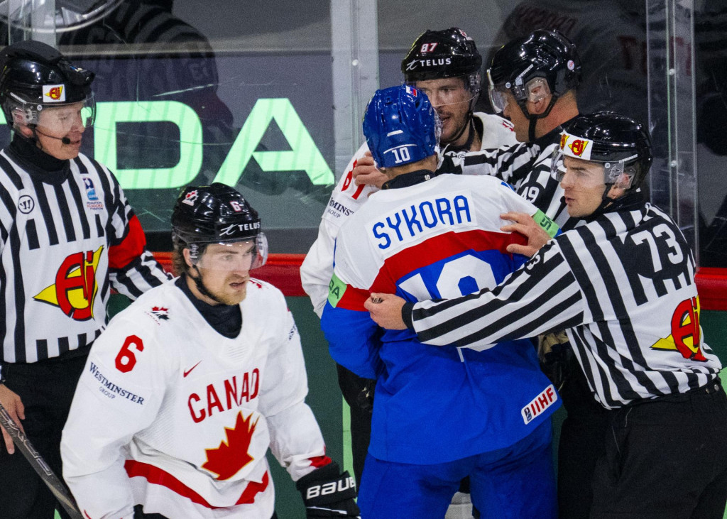 Na snímke uprostred Adam Sýkora (Slovensko) a Sidney Crosby (Kanada) počas roztržky počas zápasu A-skupiny Kanada - Slovensko na 88. majstrovstvách sveta v ľadovom hokeji. FOTO: TASR/Jakub Kotian
