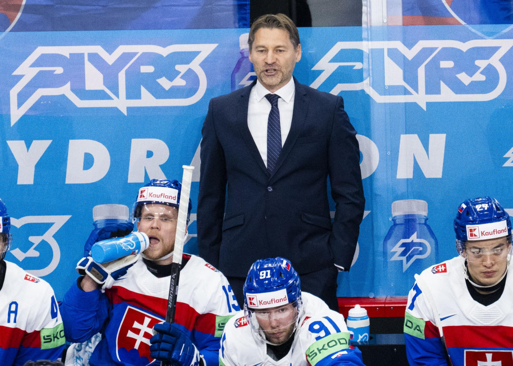 Tréner slovenske hokejovej reprezentácie Vladimír Országh počas zápasu A-skupiny Kanada - Slovensko na 88. majstrovstvách sveta v ľadovom hokeji. FOTO: TASR/Jakub Kotian