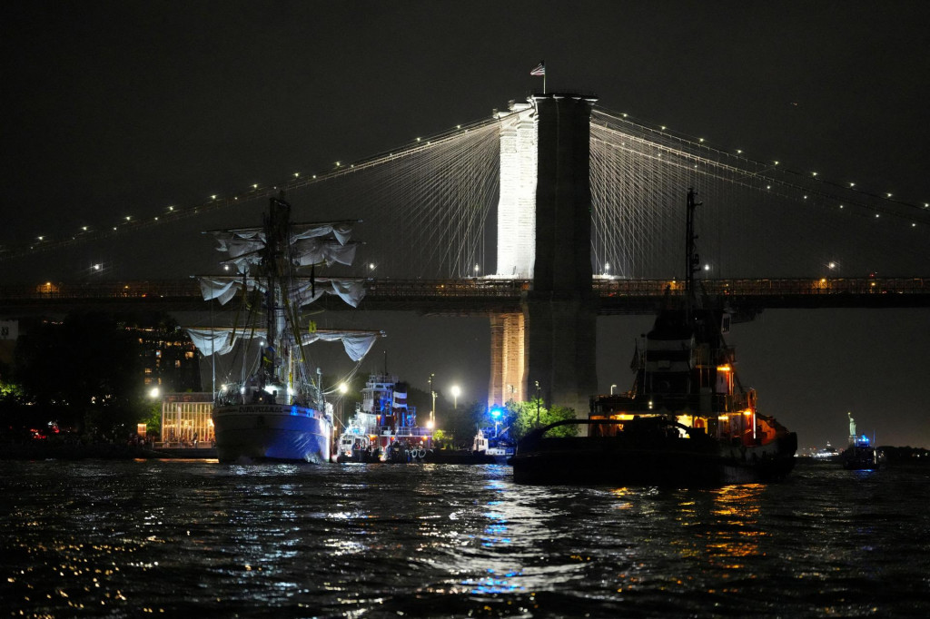 Výcviková loď mexického námorníctva je poškodená po tom, čo narazila do Brooklynského mosta v New Yorku. FOTO: Reuters