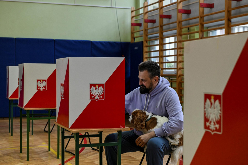 Prvé kolo poľských prezidentských volieb vo volebnej miestnosti vo Varšave. FOTO: Reuters