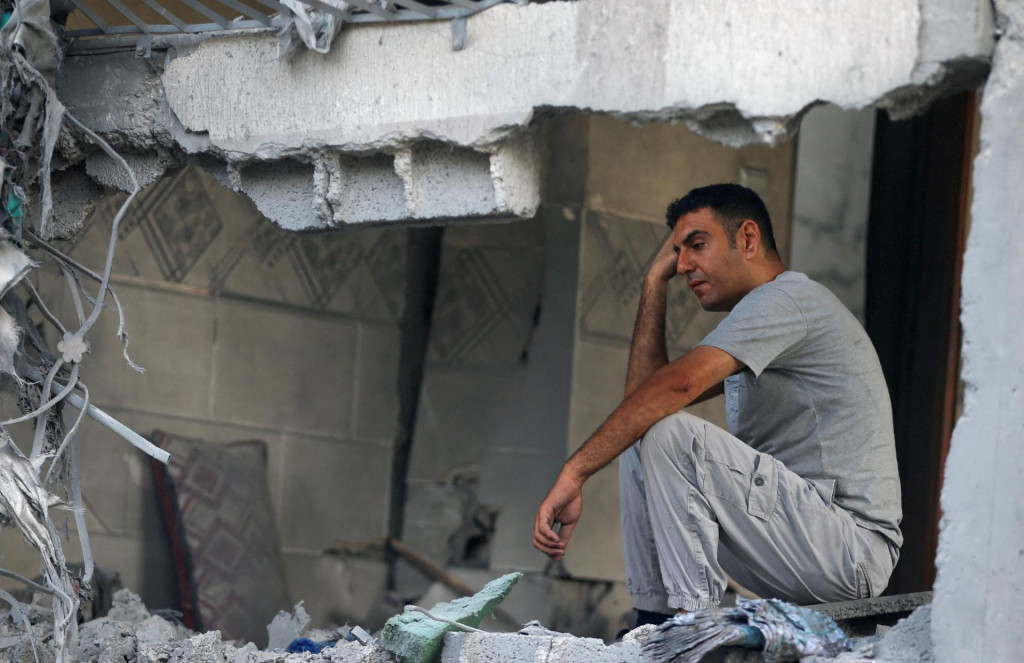Palestínsky muž reaguje pri pohľade na škody spôsobené izraelským útokom na dom v Džabalíi v severnom pásme Gazy 18. mája 2025. FOTO: REUTERS