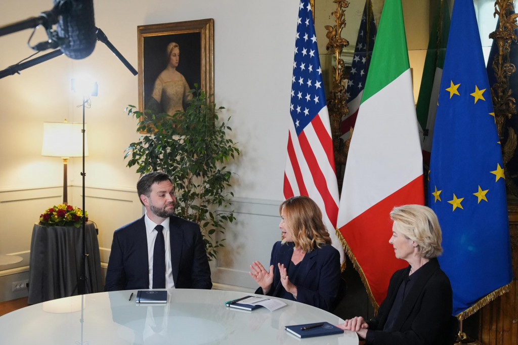 Viceprezident USA J. D. Vance, talianska premiérka Giorgia Meloni a predsedníčka Európskej komisie Ursula von der Leyen sa stretli v paláci Chigi v Ríme v Taliansku v nedeľu 18. mája 2025. FOTO: REUTERS