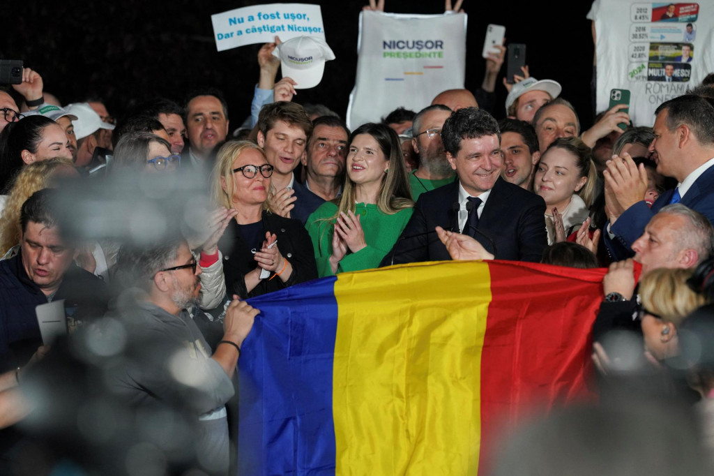 Prezidentský kandidát Nicusor Dan hovorí so svojimi podporovateľmi po prvom volebnom prieskume druhého kola rumunských prezidentských volieb v Bukurešti, Rumunsko, 18. mája 2025. FOTO: REUTERS