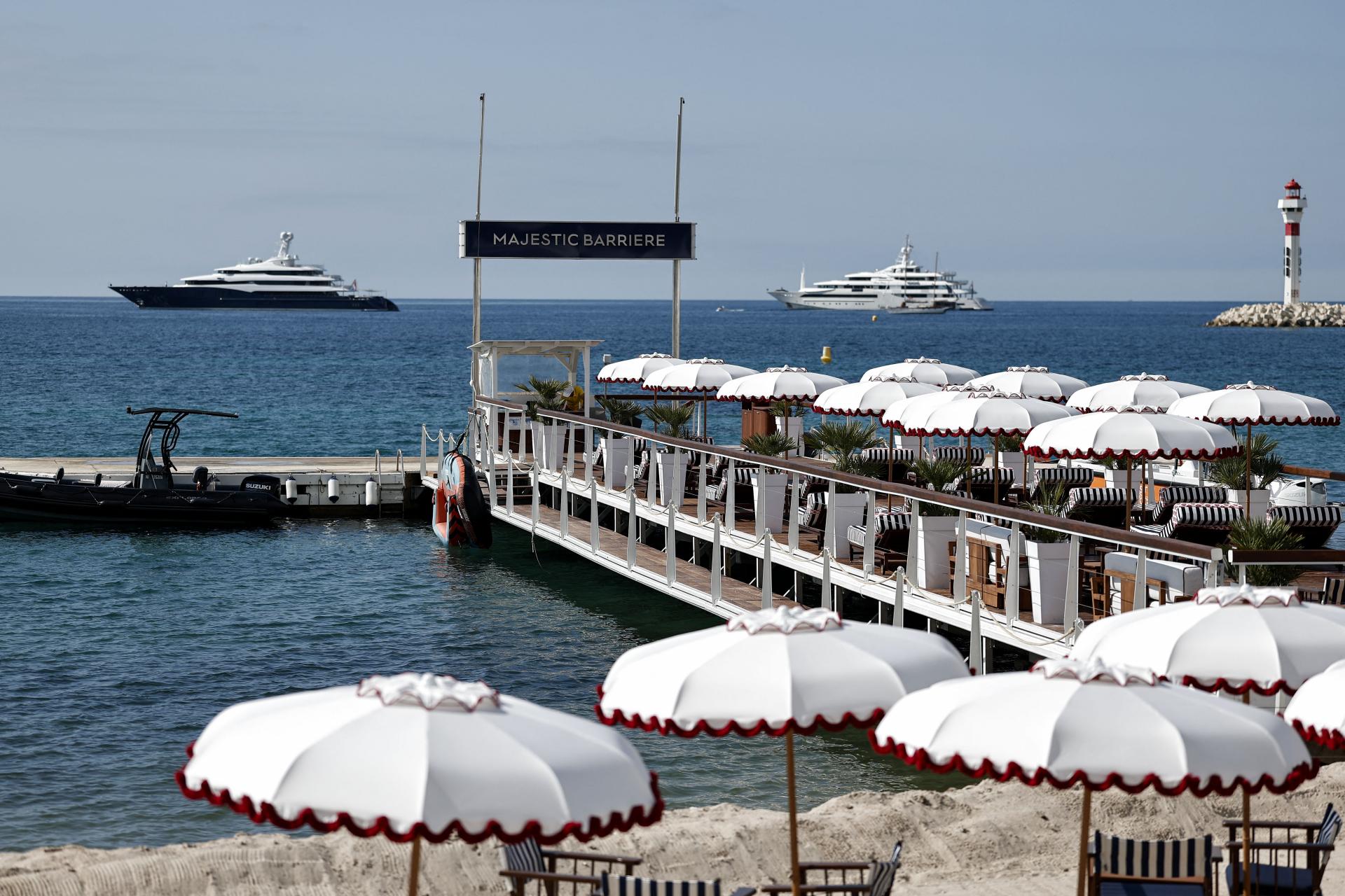 Slováci sa zmierili s premrštenými cenami. Vrhli sa na bankový produkt, za ktorý kupujú jachty alebo chaty