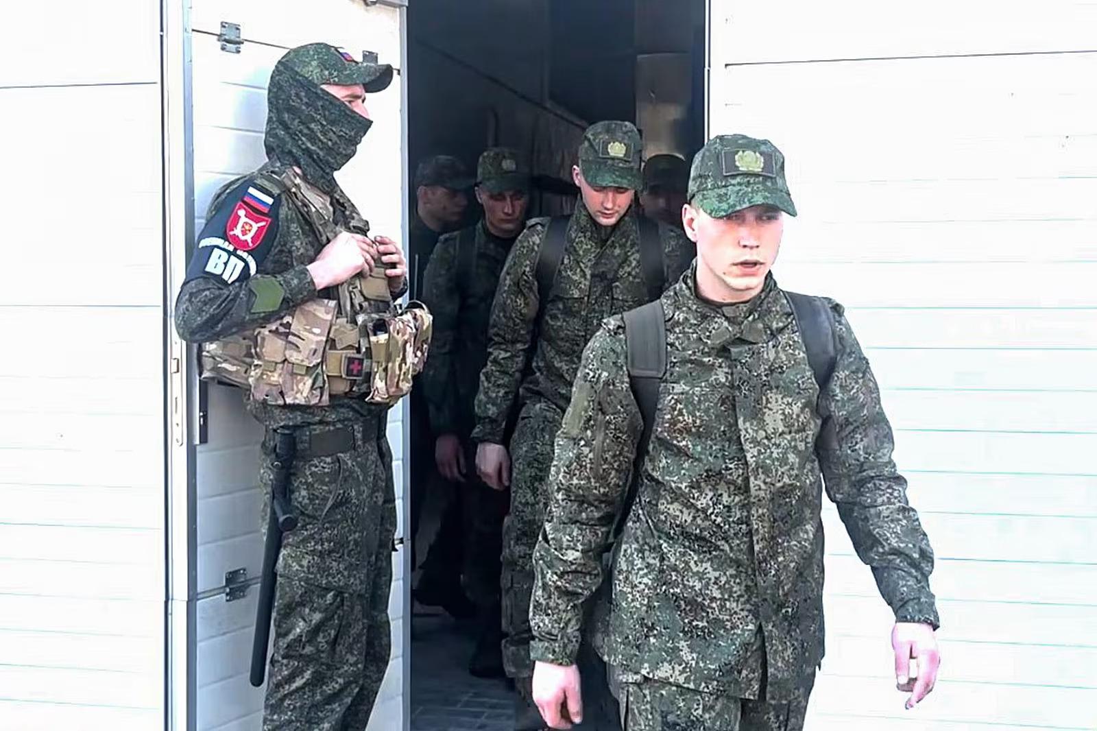 Ruska vycestovala na Ukrajinu, aby našla zajatého partnera. Zostala a pomáha rodinám nájsť blízkych