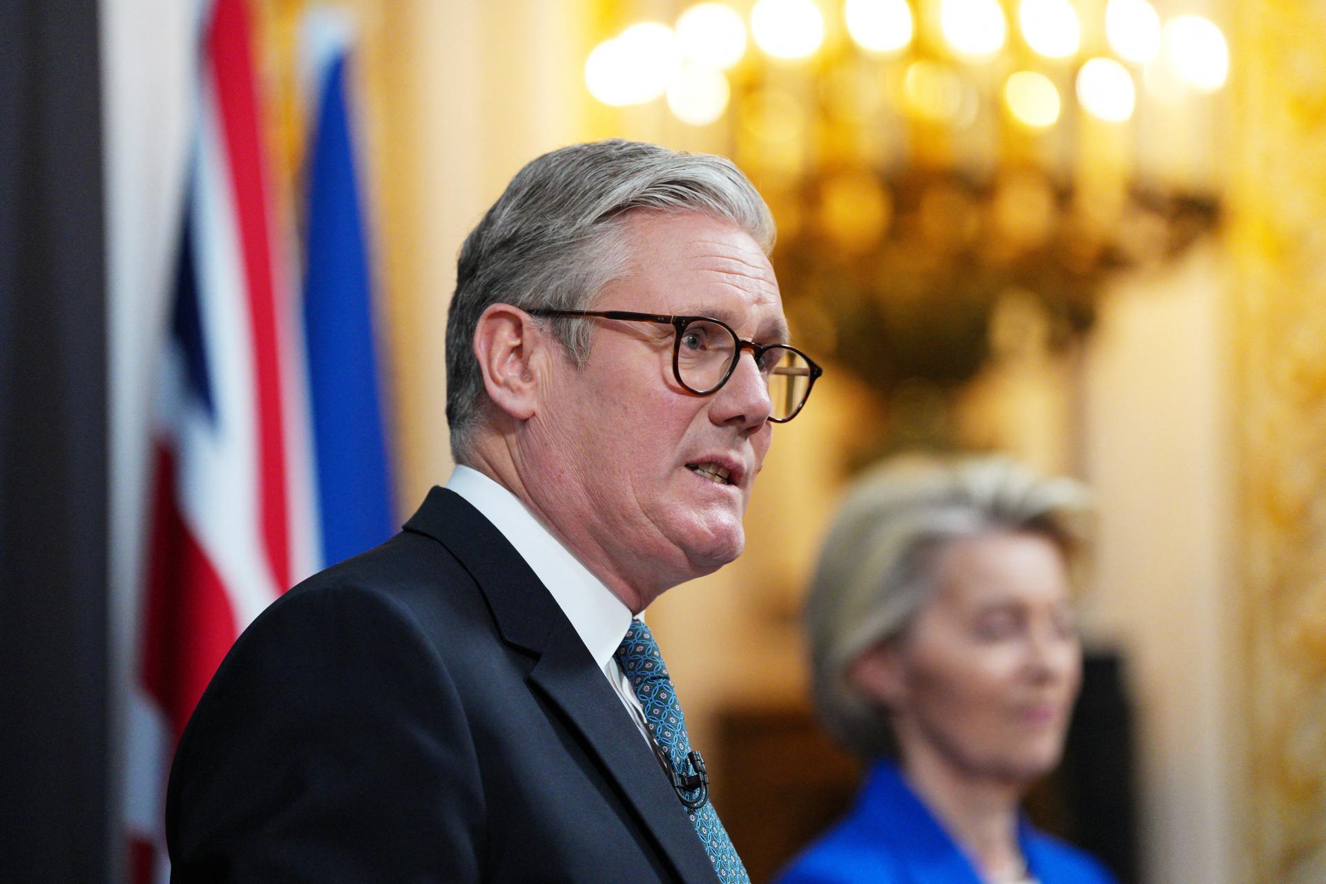 Starmer ohlásil „novú éru“ vzťahov s EÚ: Prístup na trh, spolupráca v obrane a menej hraníc