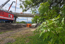 Na snímke práce na podopretí mosta na ceste I/18 v Poprade. FOTO: TASR/Adriána Hudecová
