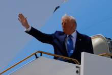 Neznížená ťažba ropy a obchodná vojna, ktorú rozpútal Donald Trump, prispeli k zníženiu cien palív na slovenských čerpacích staniciach. FOTO: Reuters
