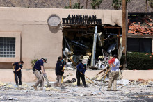 FBI a ďalší príslušníci orgánov činných v trestnom konaní zhromažďujú dôkazy deň po výbuchu bomby v blízkosti zariadenia reprodukčného zdravia v Palm Springs. FOTO: Reuters