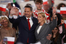 Primátor Varšavy Rafal Trzaskowski tesne vyhral prvé kolo prezidenstnkých volieb v Poľsku. Víťazstvo v druhom kole bude ťažké. FOTO: Reuters/K. Pempel