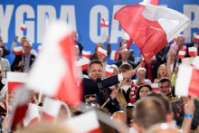 Prezidentský kandidát a starosta Varšavy Rafal Trzaskowski z vládnej Občianskej platformy sa teší z výsledkov exit pollov po 1. kole prezidentských volieb v Poľsku v nedeľu 18. mája 2025. FOTO TASR/AP

