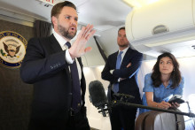 Viceprezident J. D. Vance sa rozpráva s novinármi na palube lietadla Air Force Two na medzinárodnom letisku Leonardo da Vinci v Ríme v pondelok 19. mája 2025. FOTO: REUTERS