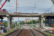 V úseku Poprad-Tatry – Vydrník museli pre prasknutý nosník na pár dní prerušiť vlakovú dopravu. FOTO: TASR/A. Hudecová