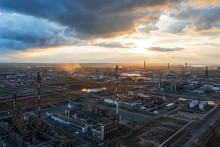 Celkový pohľad na ropnú rafinériu spoločnosti Lukoil vo Volgograde v Rusku. FOTO: Reuters