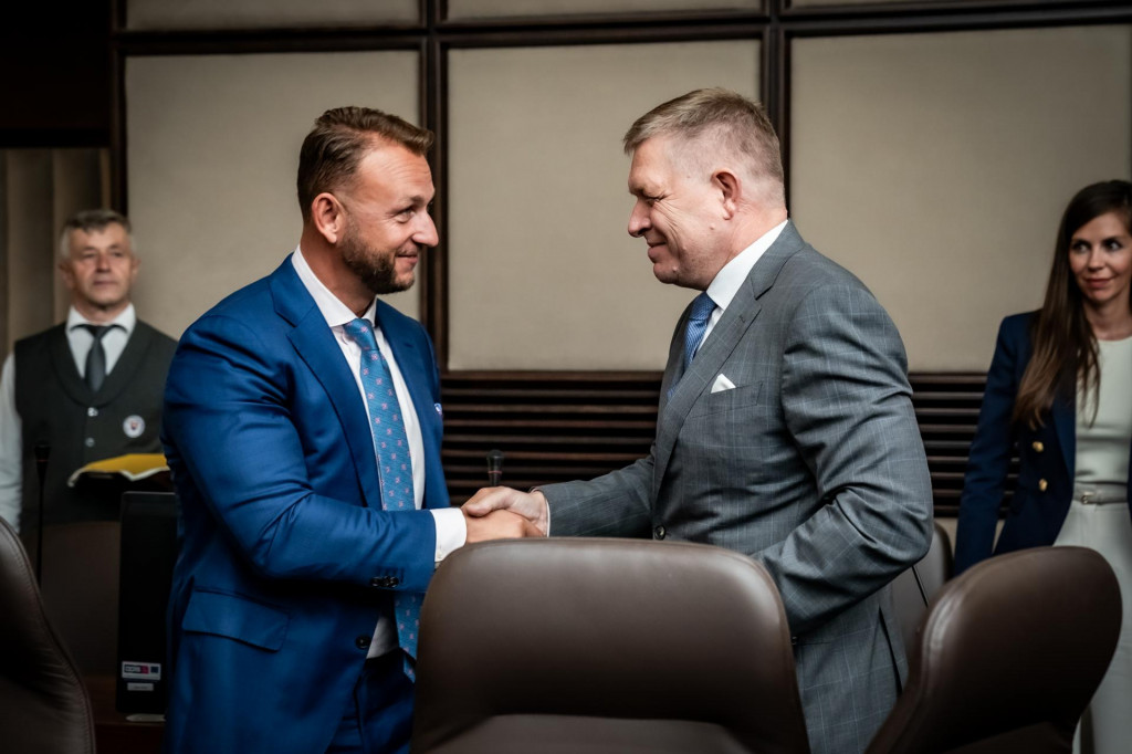 Predseda strany Smer Robert Fico a predseda strany Hlas Matúš Šutaj Eštok. FOTO: Úrad vlády