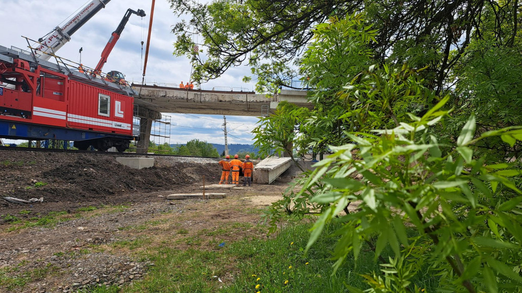 Na snímke práce na podopretí mosta na ceste I/18 v Poprade. FOTO: TASR/Adriána Hudecová
