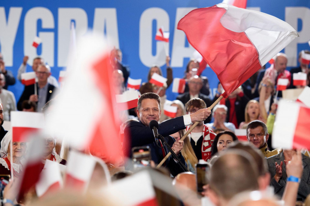 Prezidentský kandidát a starosta Varšavy Rafal Trzaskowski z vládnej Občianskej platformy sa teší z výsledkov exit pollov po 1. kole prezidentských volieb v Poľsku v nedeľu 18. mája 2025. FOTO TASR/AP
