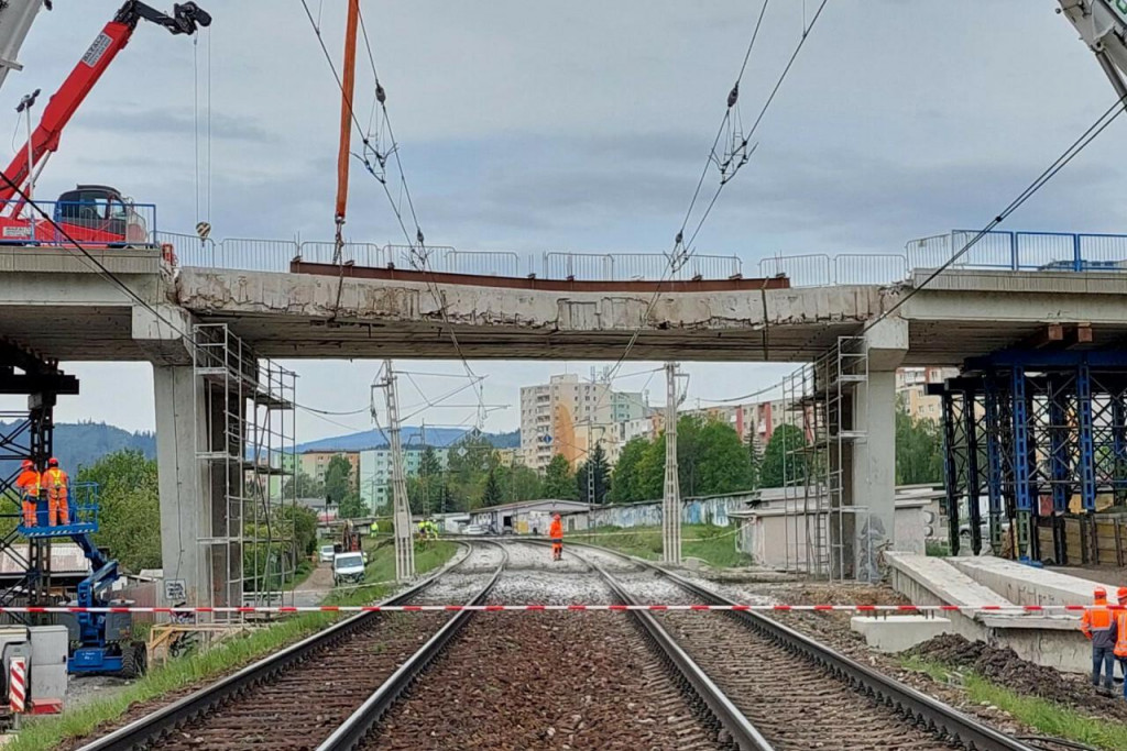 V úseku Poprad-Tatry – Vydrník museli pre prasknutý nosník na pár dní prerušiť vlakovú dopravu. FOTO: TASR/A. Hudecová