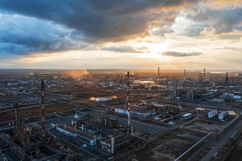 Celkový pohľad na ropnú rafinériu spoločnosti Lukoil vo Volgograde v Rusku. FOTO: Reuters