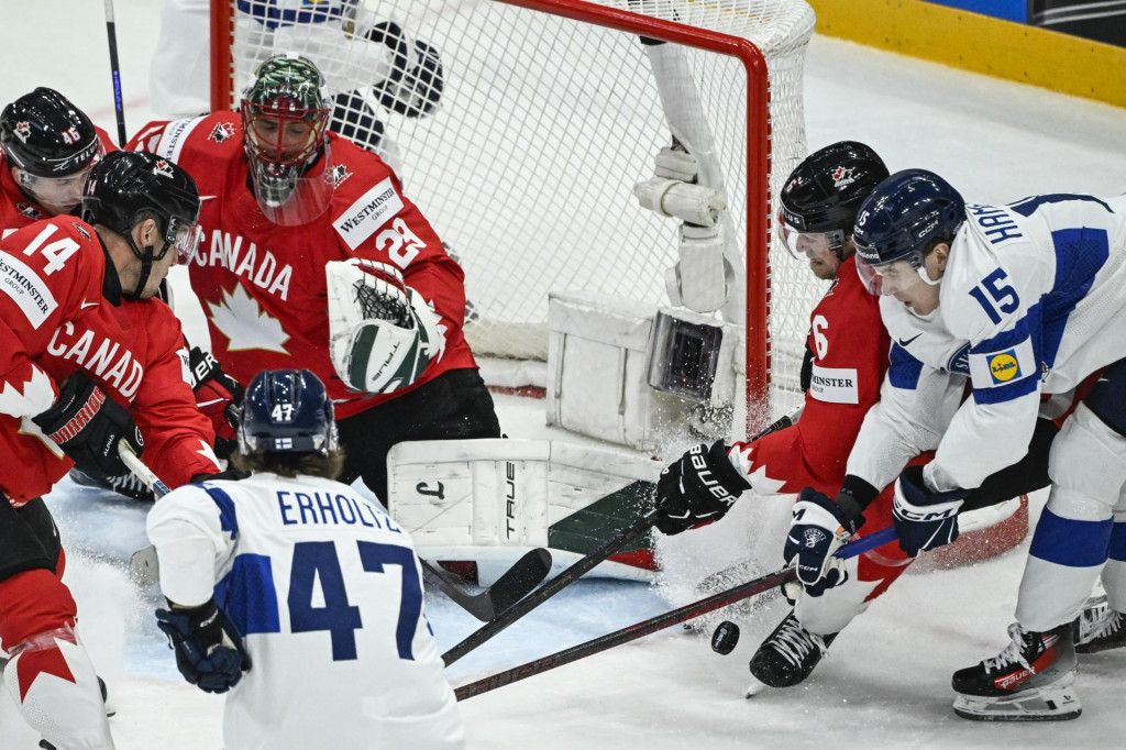 Kanadský brankár Marc-Andre Fleury (uprostred), hokejisti Fínska Lenni Hämeenaho (vpravo) a Eemil Erholtz (47) počas zápasu základnej A-skupiny Kanada - Fínsko na 88. majstrovstvách sveta v ľadovom hokeji v Štokholme. FOTO: TASR/AP