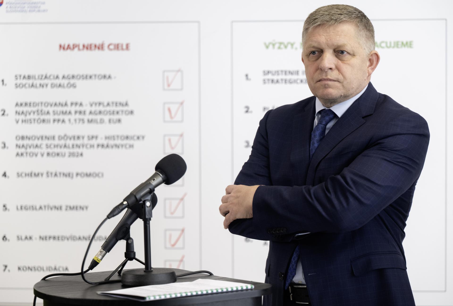 Zrušenie 13. dôchodku alebo obedov a vlakov zadarmo je neprijateľné, reaguje Fico na zamestnávateľov