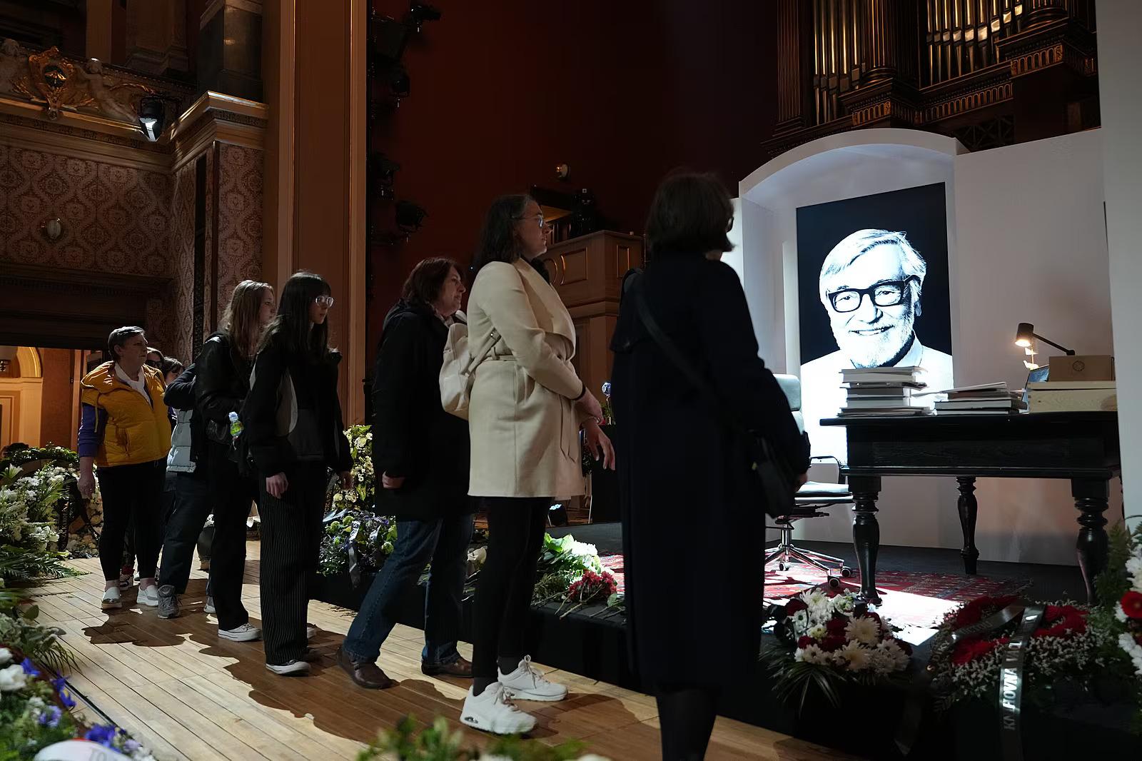 Česko sa lúči s Jiřím Bartoškom, veniec poslal aj prezident Pavel