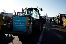 Francúzski farmári jazdia na traktoroch počas protestu proti obmedzeniam pesticídov a ďalším environmentálnym predpisom, ktoré podľa nich ohrozujú poľnohospodársku produkciu, v Paríži vo Francúzsku 8. februára 2023. FOTO: REUTERS