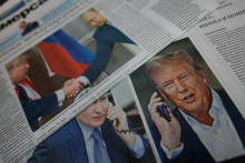 Noviny s obálkami venovanými nedávnemu telefonátu ruského prezidenta Vladimira Putina a amerického prezidenta Donalda Trumpa. FOTO: Reuters